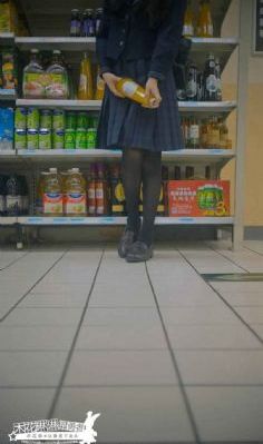 暴露狂校花楚楚暴露日记_4K在线观看视频